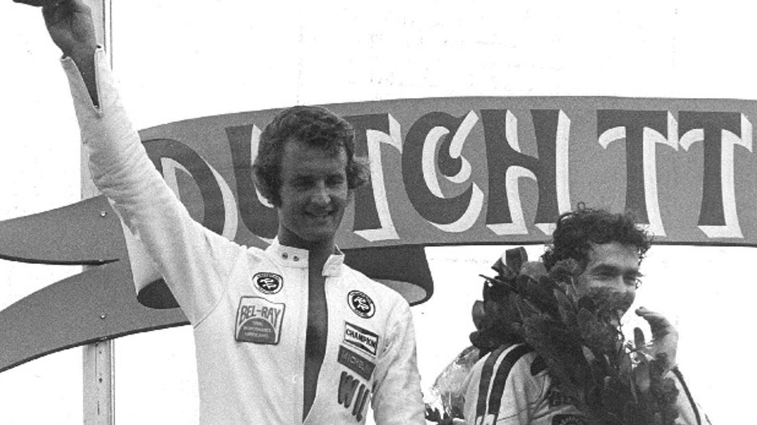 Wil Hartog met Barry Sheene na zijn zege in 1977 (foto ANP/
Paul Solk)