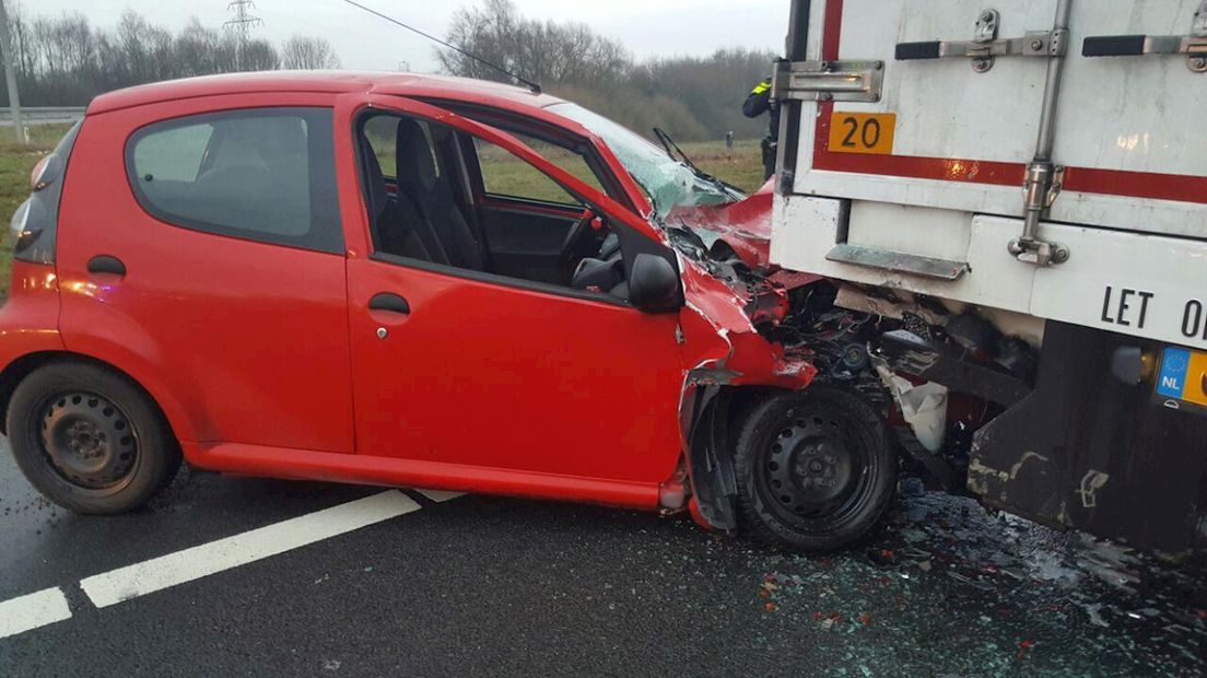 Auto botst op vrachtwagen op A1