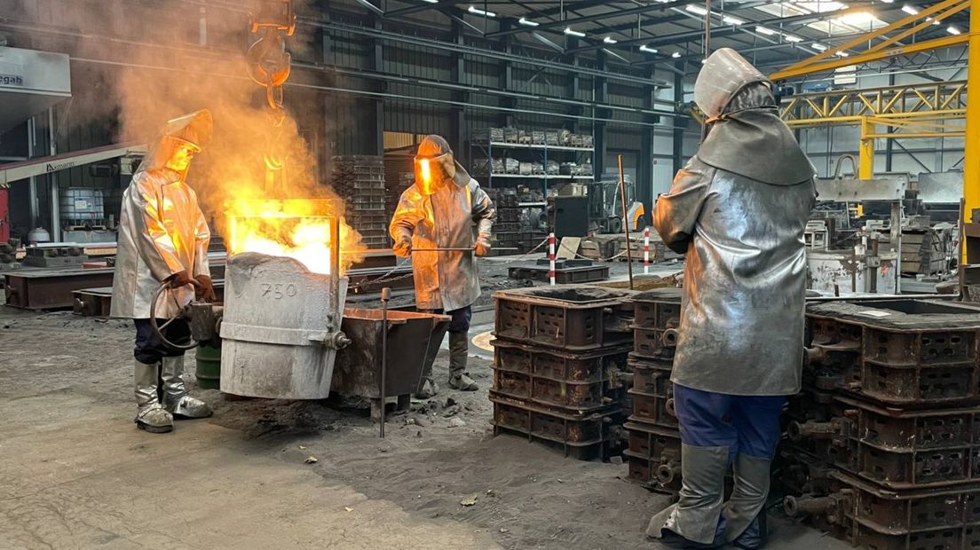 Medewerkers van de gieterij aan het werk