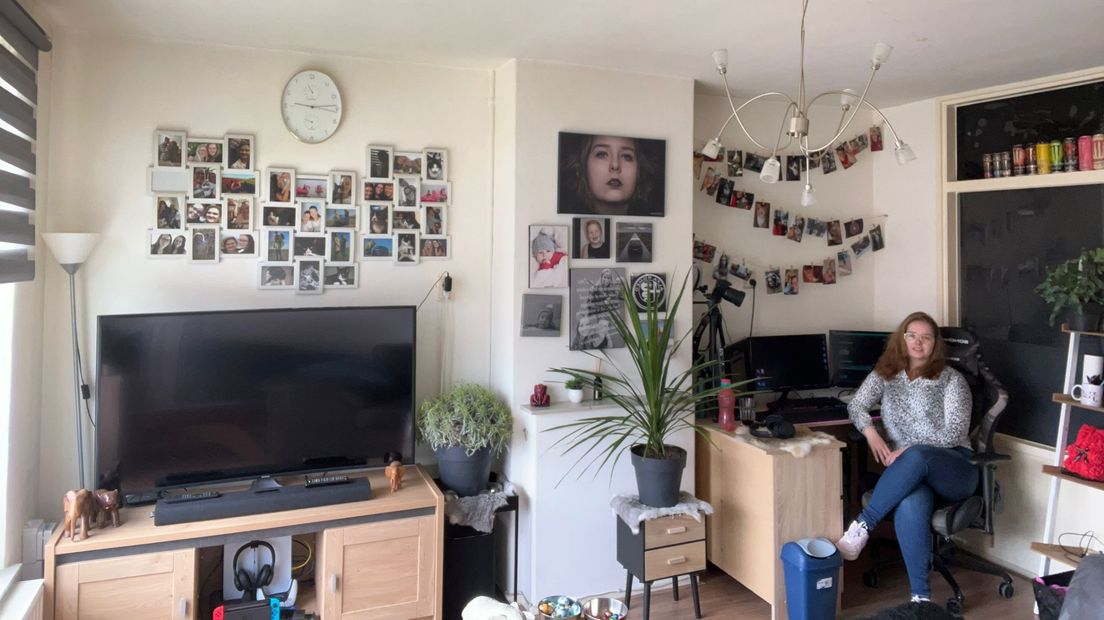 Janique Snijder in haar huurwoning in de Veendamse wijk Noordwest