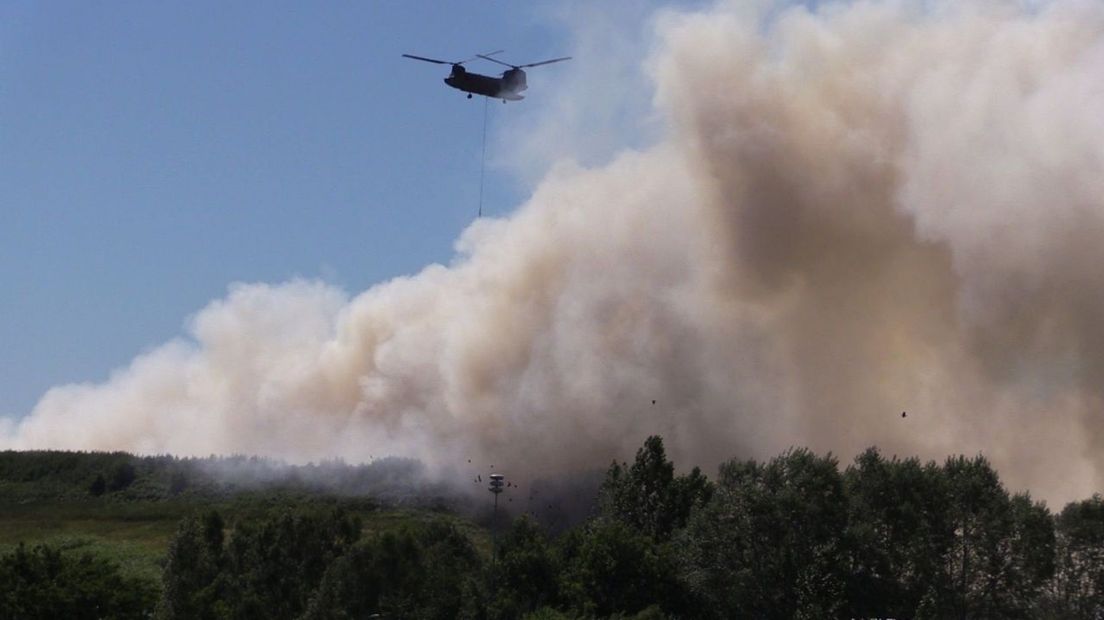 Chinook helikopter van Defensie helpt met blussen van brand bij Twence in 2018