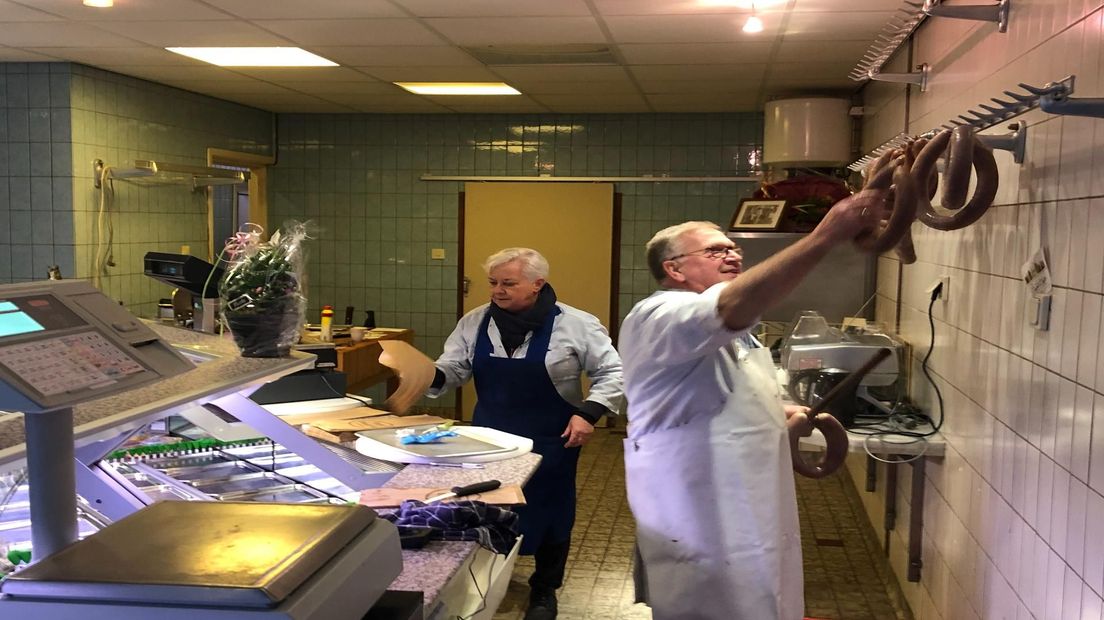 Jan en Titie van Dijk in hun winkel