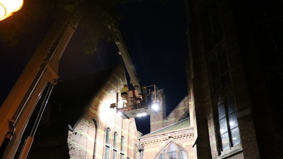 De brandweer checkt de kerk