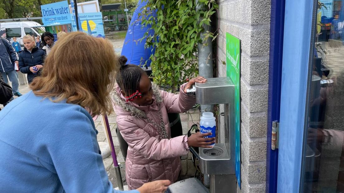 Kinderburgemeester Fatoumata en directeur Riksta Zwart van Waterbedrijf Groningen openen het watertappunt van de Brederoschool