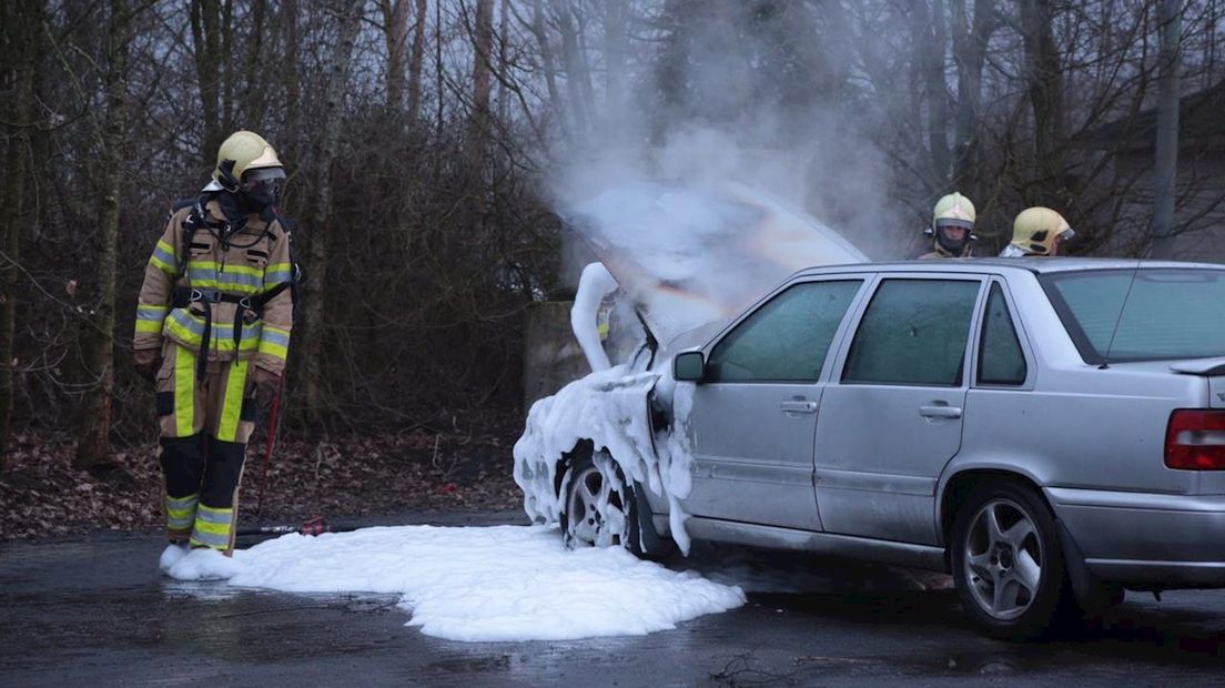 Auto zwaar beschadigd bij brand in Haarle