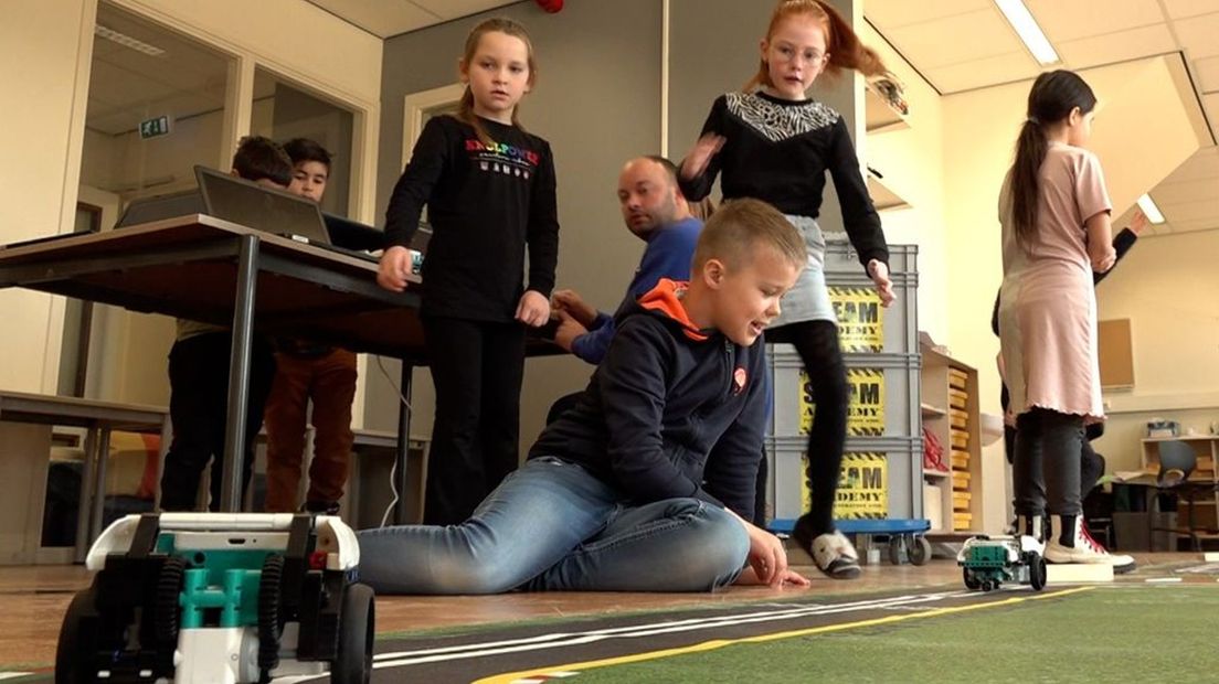 Kinderen van basisschool Dynamiek uit Terborg programmeren robots