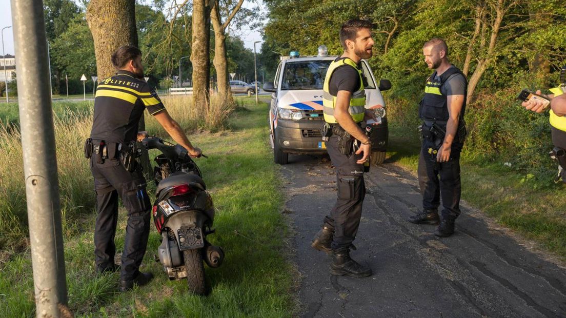 Agenten ontfermen zich over de achtergelaten scooter