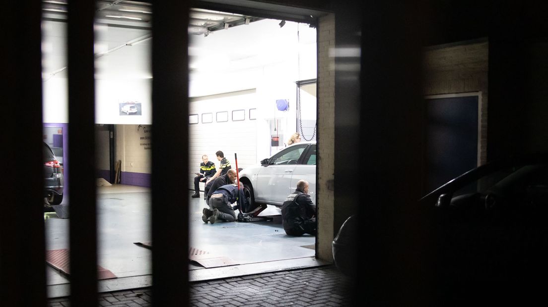 Agenten waren bij het garagebedrijf aanwezig en controleerden auto's.