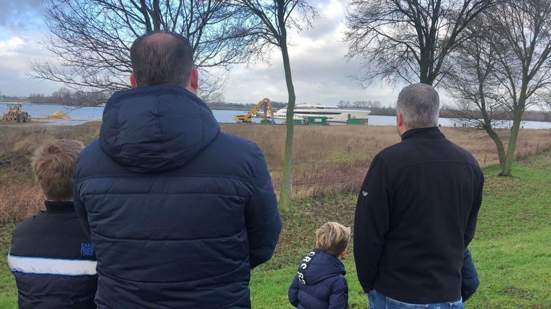 Het jacht van 100 miljoen euro trekt veel bekijks.