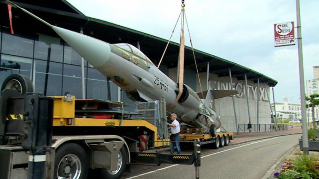 Straaljager landt in Vlissingen ter promotie Top Gun film