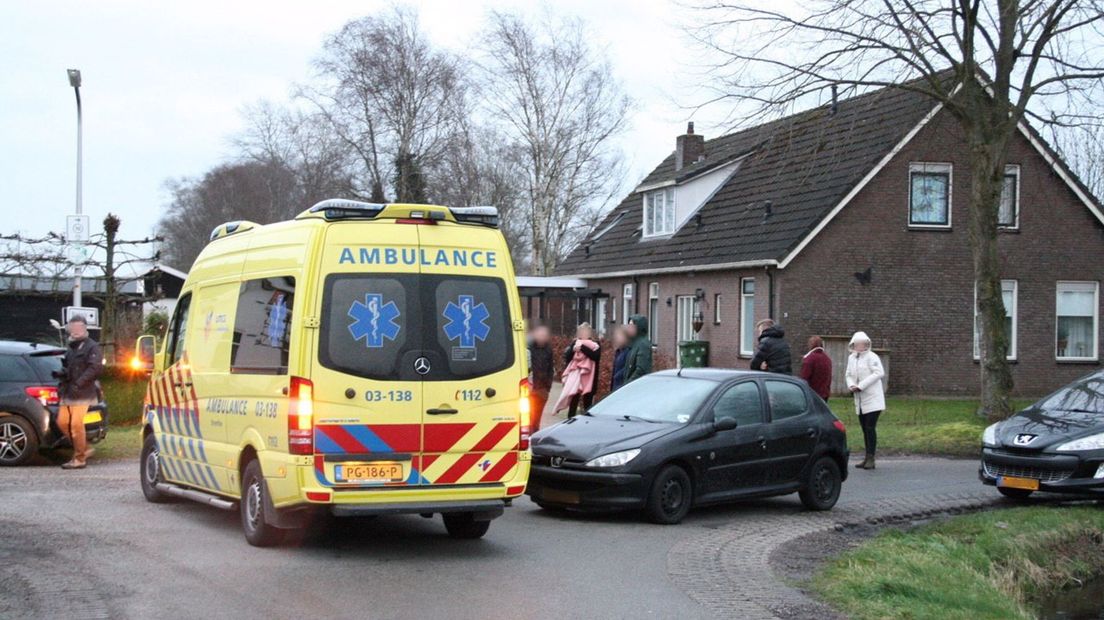De fietser raakte bij het ongeluk lichtgewond (Rechten: De Vries Media)