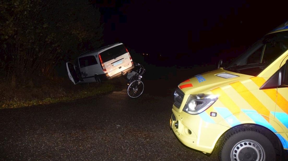 Ongeluk met taxibusje en fietser in Deurningen