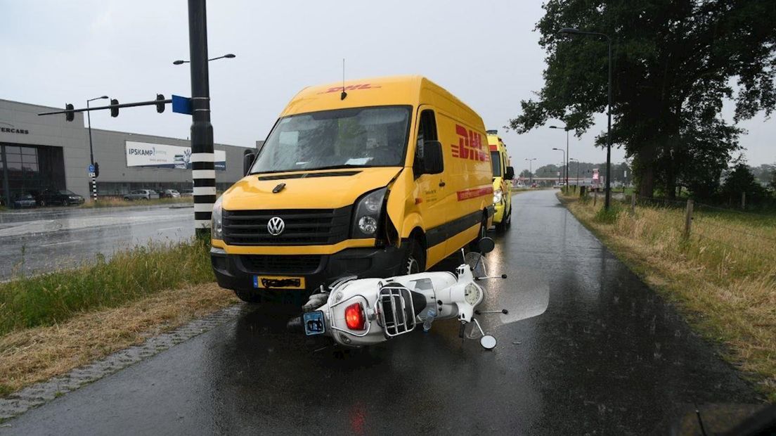 Scooter tegen bestelbus gebotst