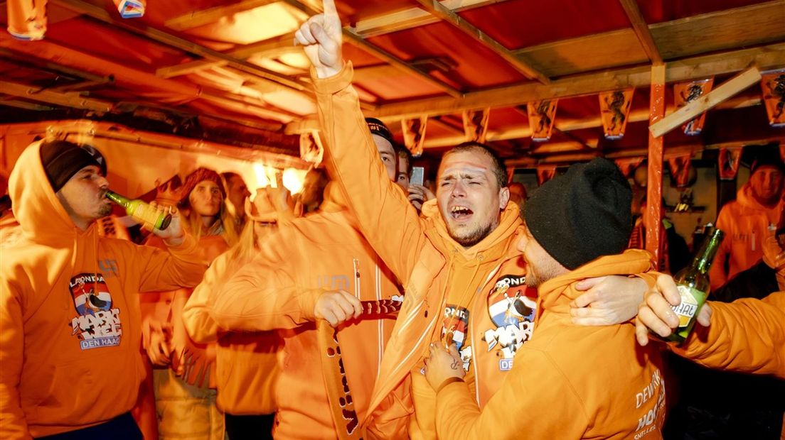 Juichende Oranjefans tijdens Senegal - Nederland