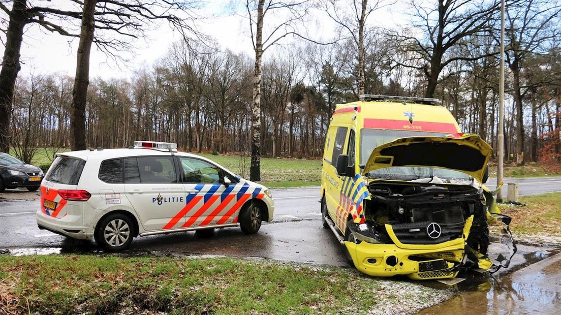 Ambulance botst tegen personenauto in Agelo