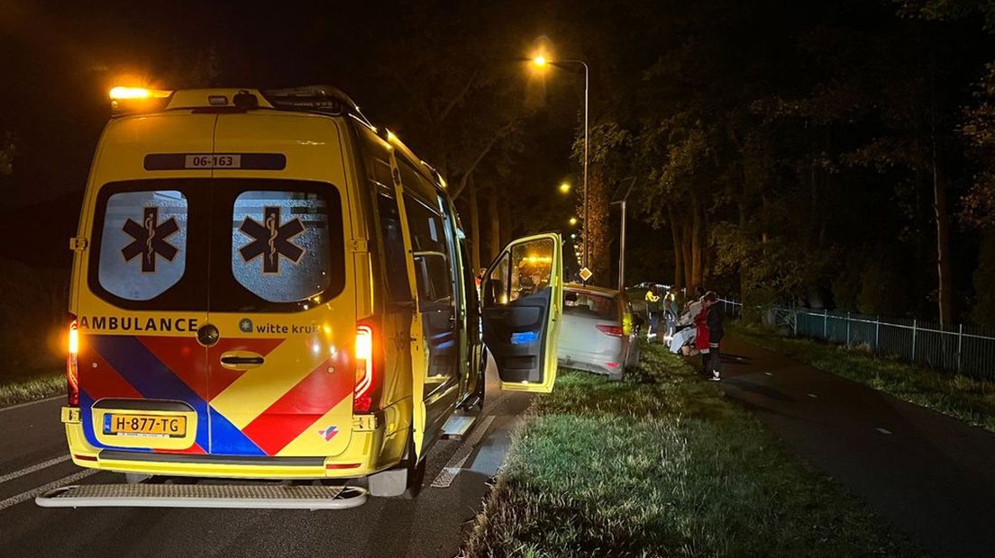 Ambulancepersoneel hebben de inzittenden na het derde ongeluk gecontroleerd.
