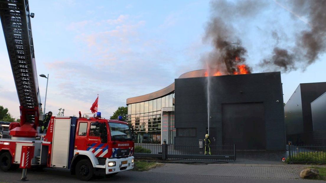 Grote brand bij bedrijf in Hengelo