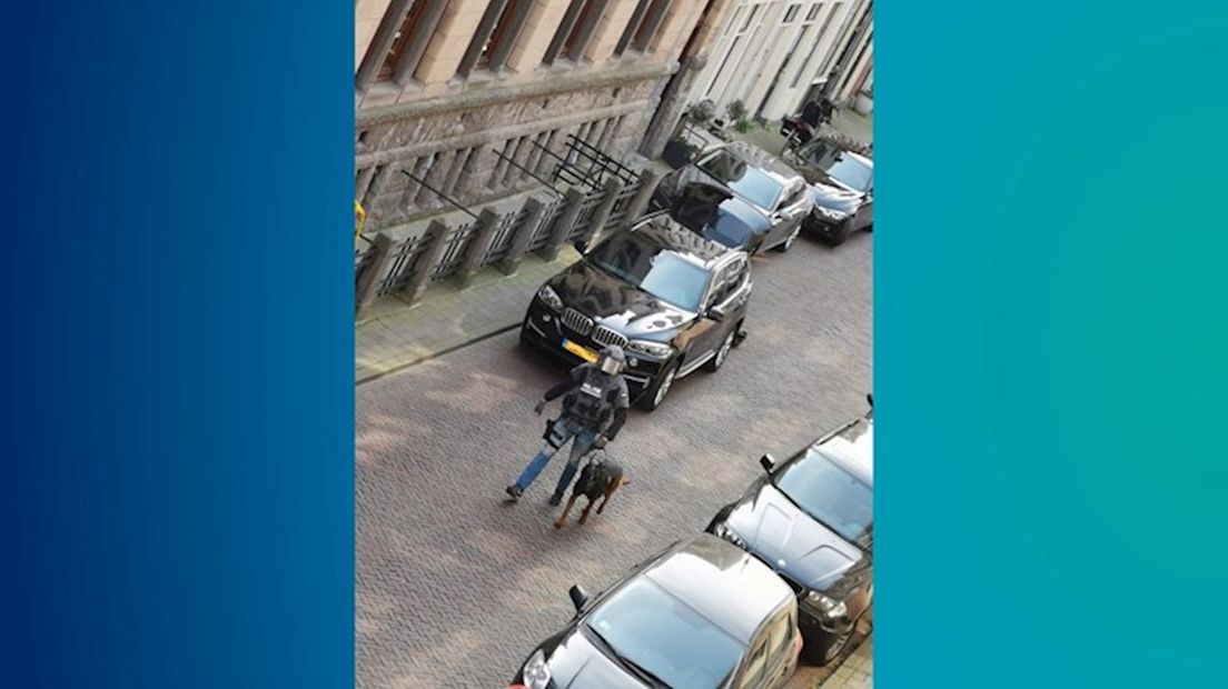 Een arrestatieteam liep gisteren door de Deventer binnenstad