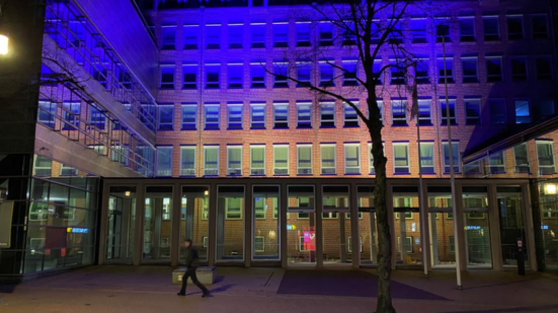 Het provinciehuis gehuld in de kleuren van de Oekraïnse vlag