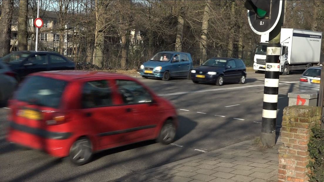 De oversteekplaats op de Graafseweg in Nijmegen ter hoogte van de Verbindingsweg is levensgevaarlijk en moet aangepakt worden. Dat vinden buurtbewoners. Woensdagavond bieden ze ruim 450 handtekeningen aan bij de gemeente.
