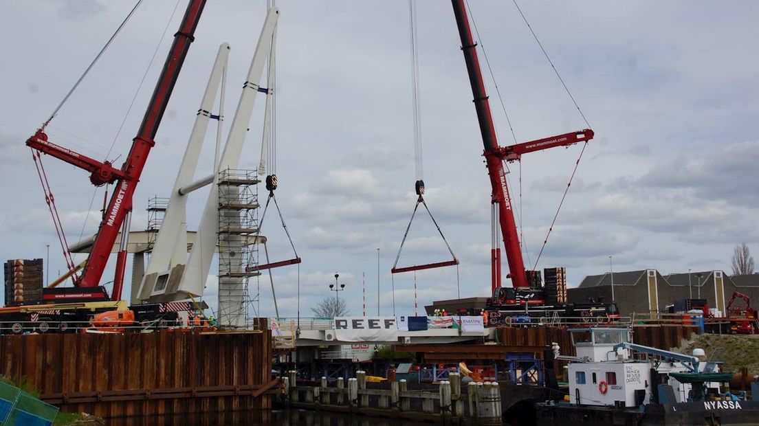 Plaatsing nieuwe brug over Meppelerdiepsluis in Zwartsluis, vorig jaar