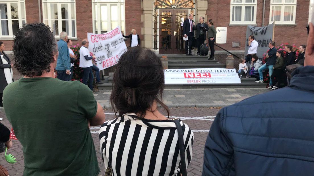 De demonstranten luisteren naar de burgemeester van Hoogeveen (Rechten: RTV Drenthe/Hielke Meijer)