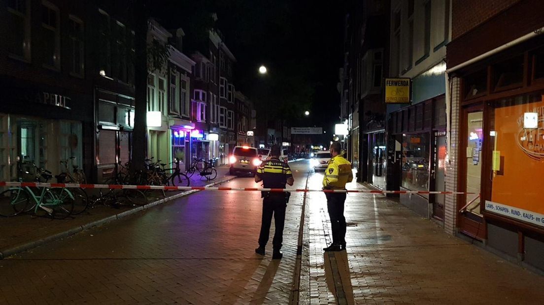 De Steentilstraat in de stad Groningen is afgezet met politielint.