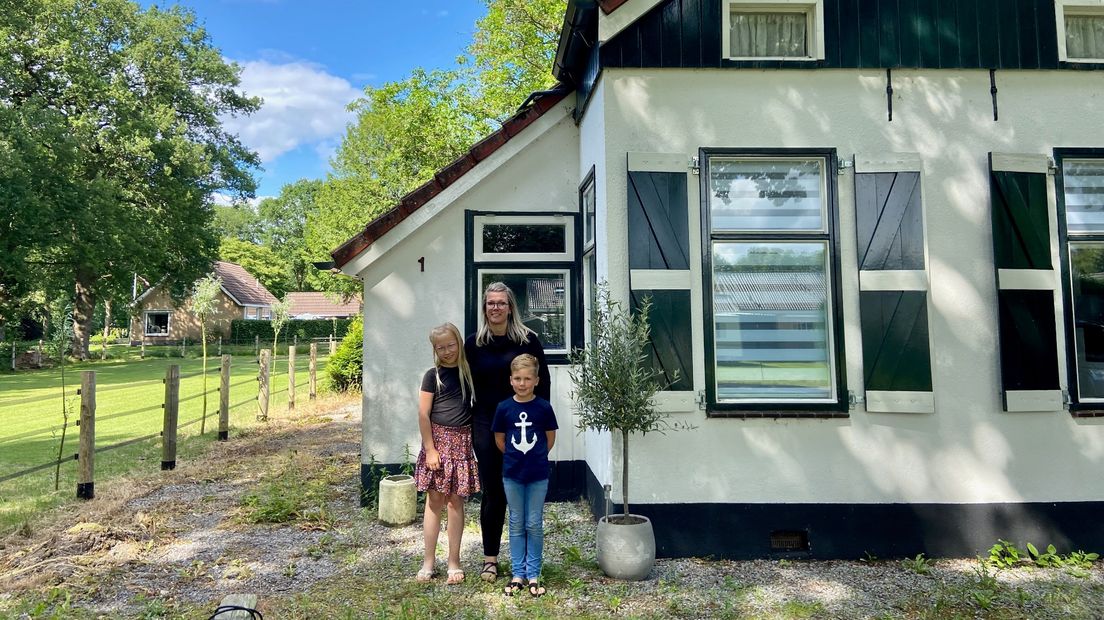 Ellen van der Drift met haar beide kinderen voor de woning in Bellingwolde