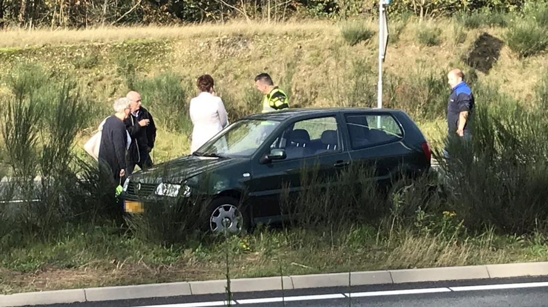 Auto op middenberm N35 bij Nijverdal