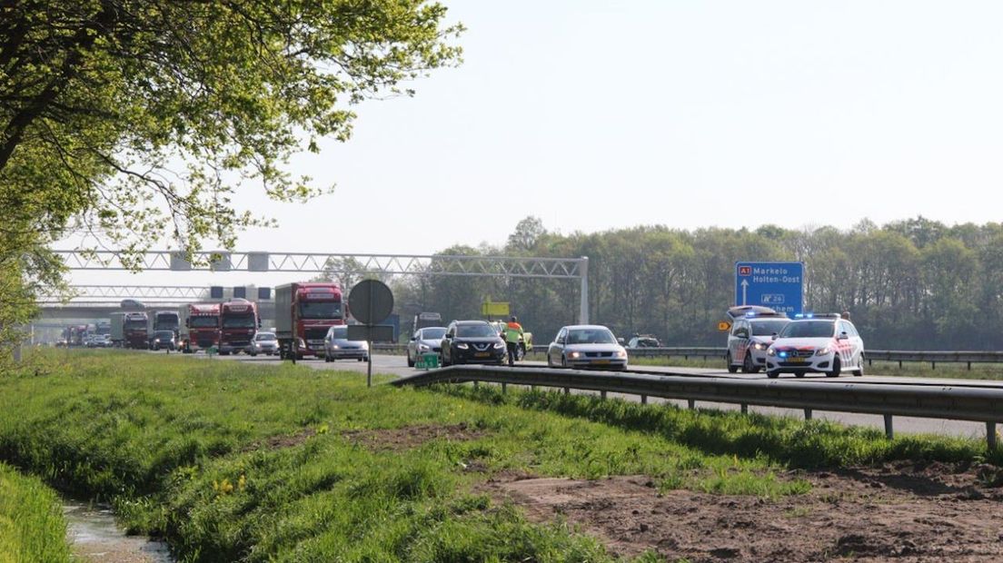 Vier auto's botsten op elkaar bij de A1 bij Holten