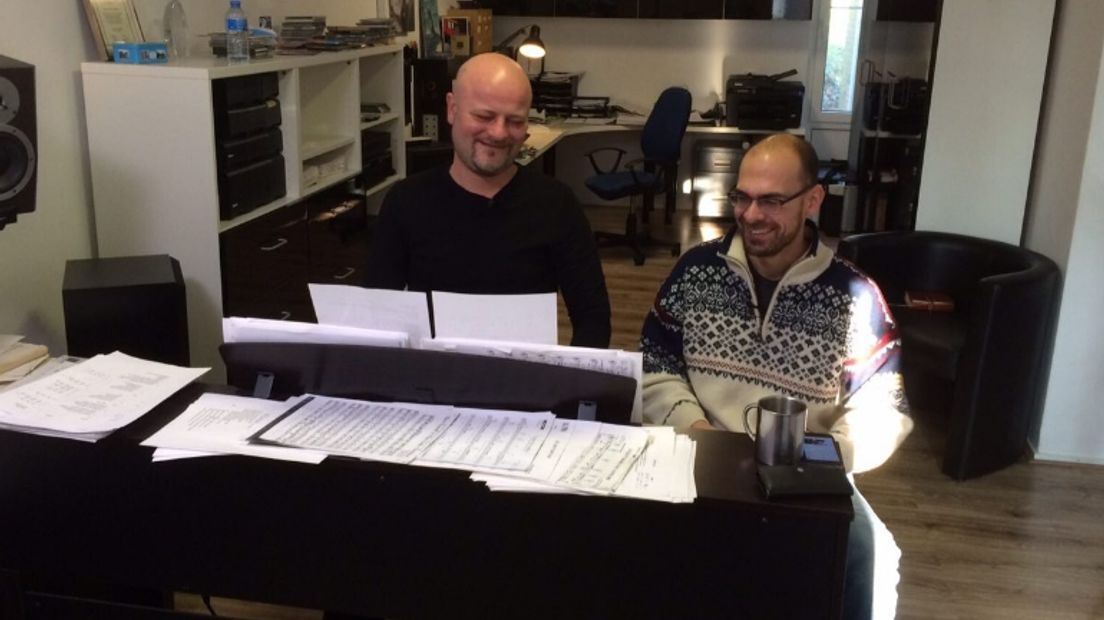 Bert Kamping en Jeroen Kelderman achter de piano.(Rechten: RTV Drenthe / Chiel van Veen)