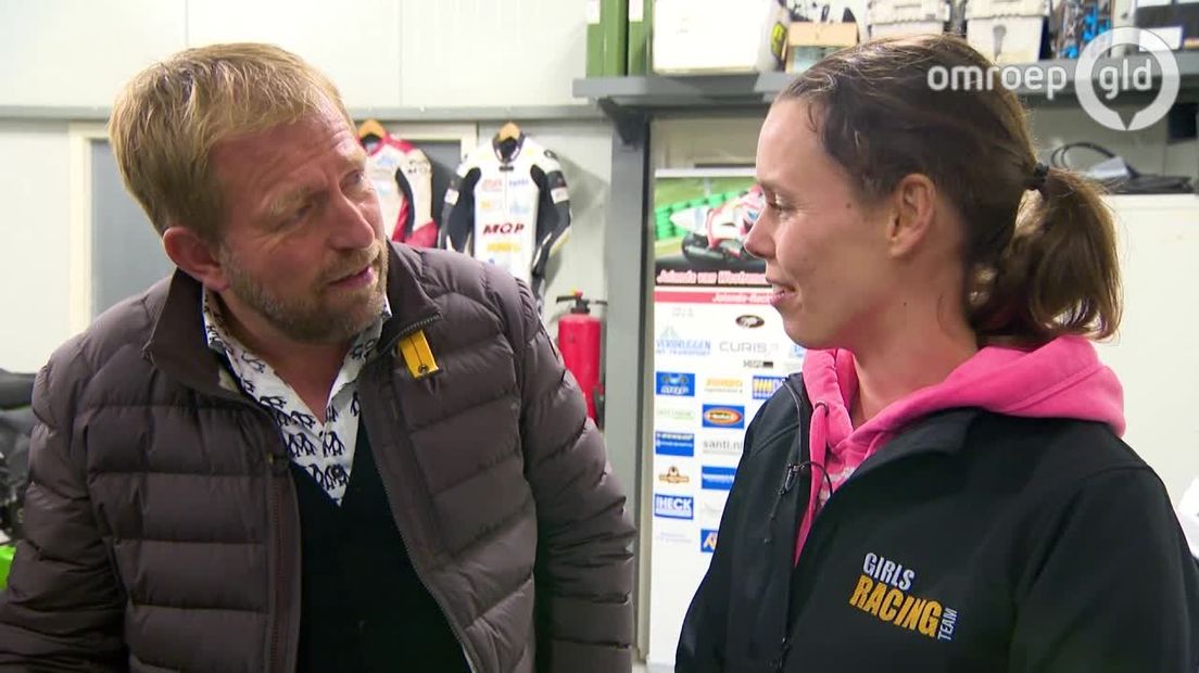 Vijf jaar geleden haalde ze stiekem haar motorrijbewijs en inmiddels rijdt ze op wereldniveau mee in de motorsport.