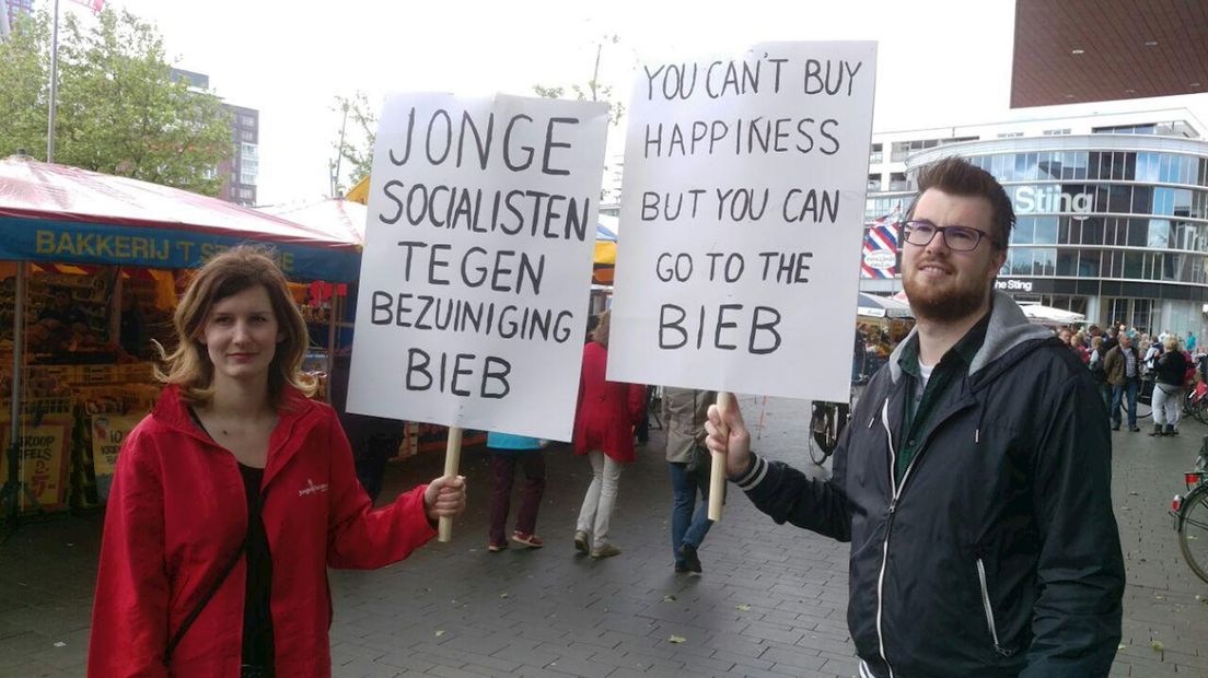 Opnieuw Protest In Enschede Tegen Grote Bezuiniging Op Bibliotheken ...