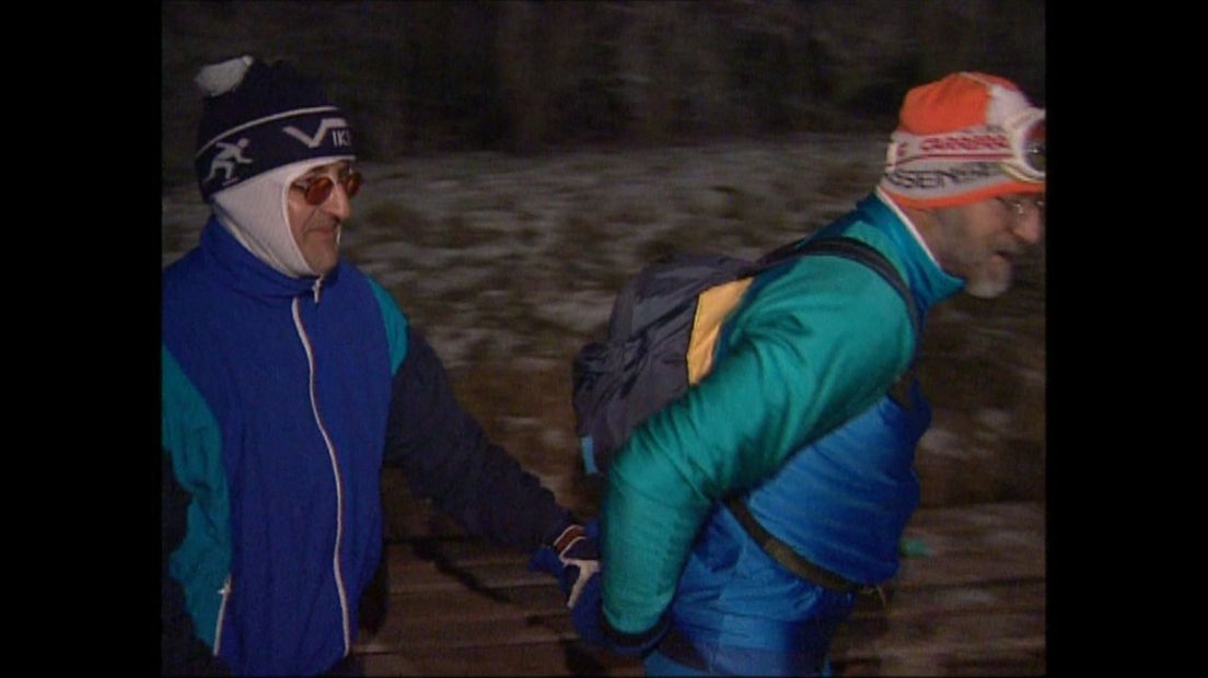 Kees Bos pakt de hand van zijn kameraad Albert Tuinstra
