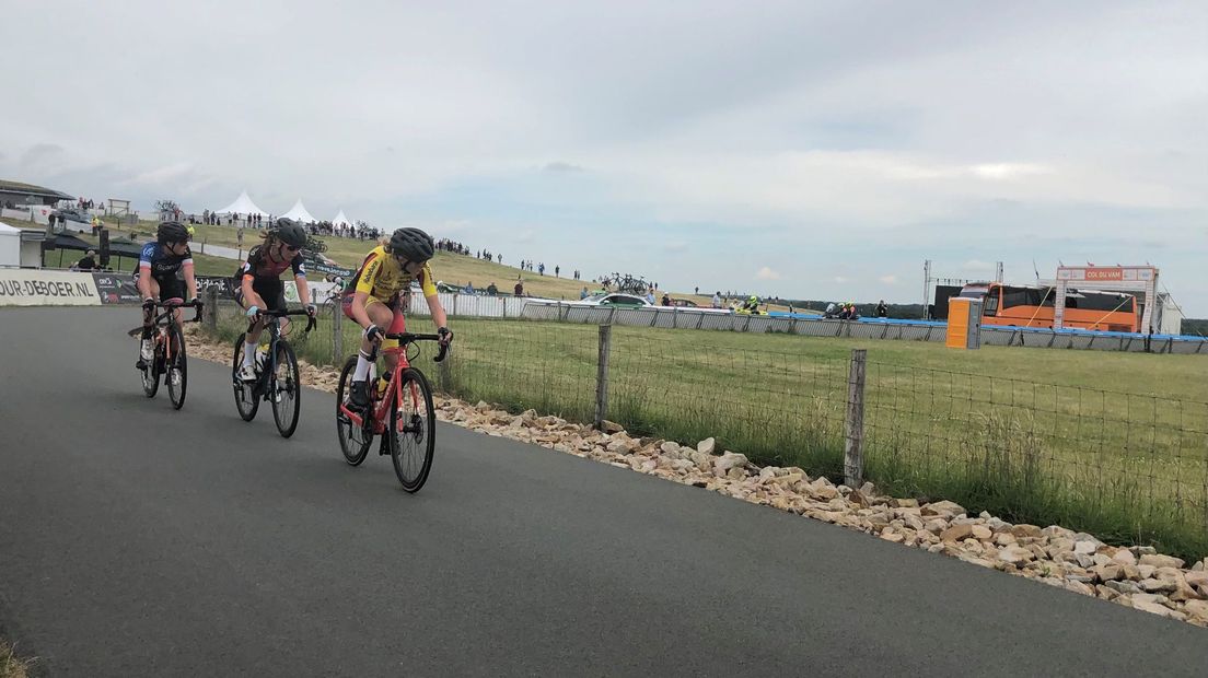 De vrouwenwedstrijd bij de NK elite zonder contract op de VAM-berg in Drenthe