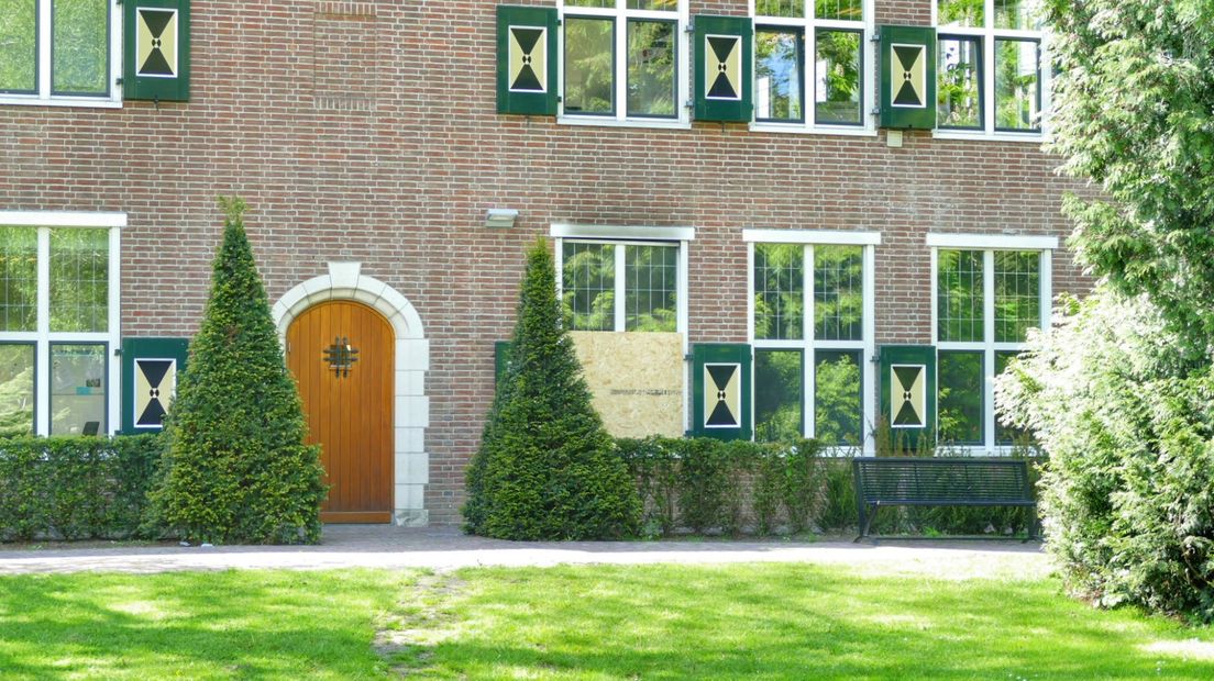 Het gemeentehuis een dag na de brand.
