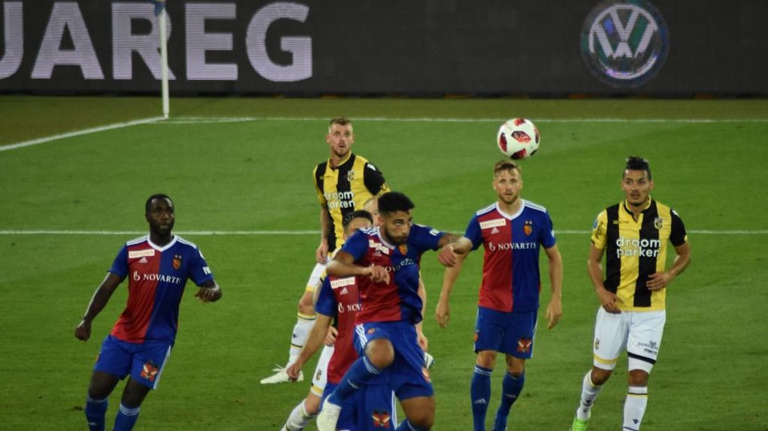 Vitesse heeft donderdagavond niet kunnen stunten bij FC Basel. De Arnhemmers moesten een 1-0 achterstand goedmaken in Zwitserland, maar ook bij FC Basel werd met 1-0 verloren, mede door een rode kaart aan Vitesse-zijde. De Arnhemmers zijn nu uitgeschakeld in de Europa League.
