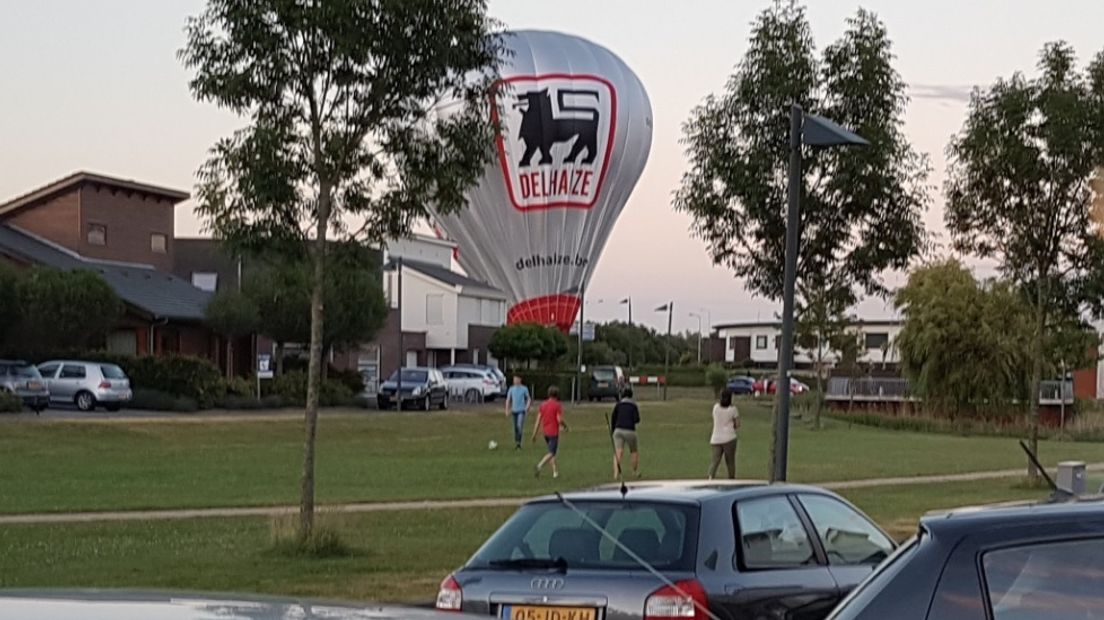 Luchtballon landt in woonwijk