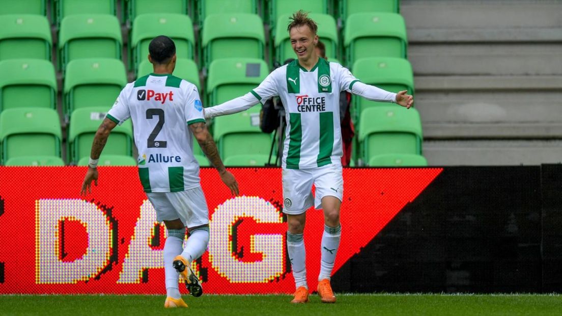 Remco Balk (rechts) viert zijn doelpunt tegen Ajax
