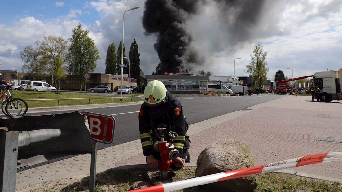 Grote brand bij autobedrijf aan Nijverheidsstraat in Oldenzaal