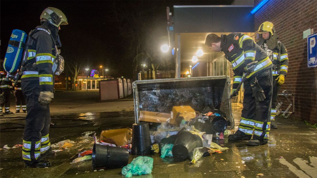 In Mijdrecht werd een afvalcontainer vernield door vuurwerk.