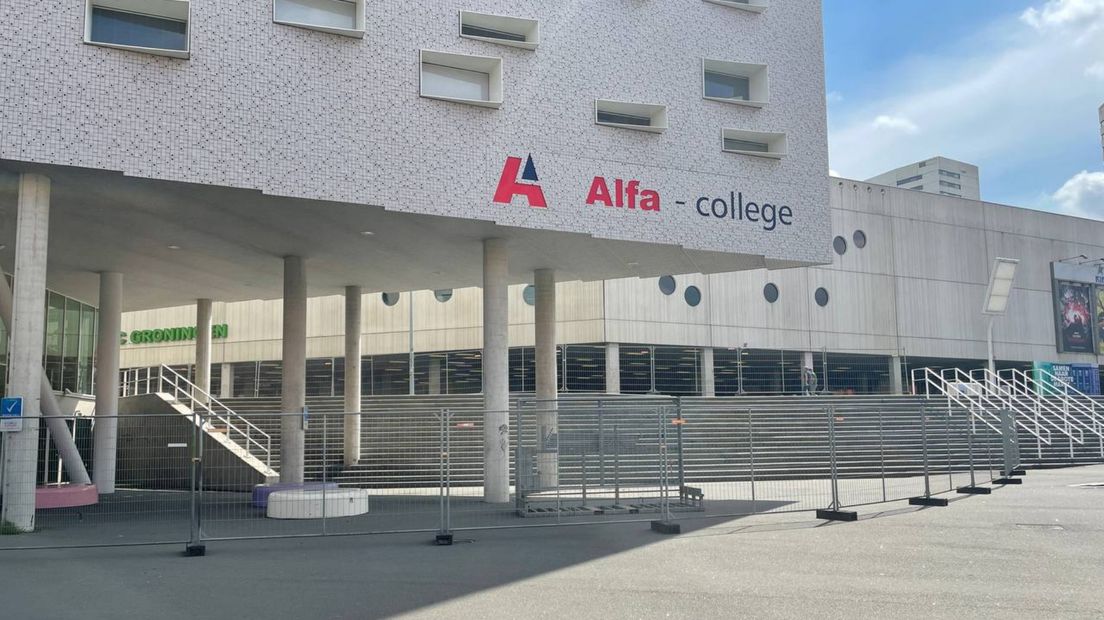 De straat rondom het Alfa-college aan de Boumaboulevard in Groningen is afgezet