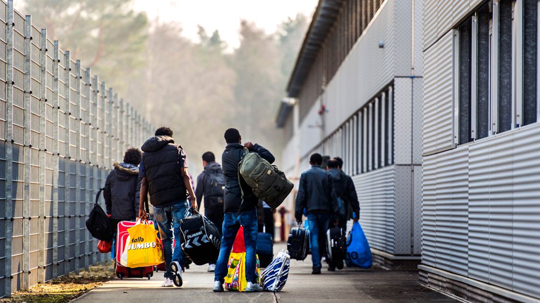 Asielzoekers arriveren bij Kamp van Zeist in Soesterberg.