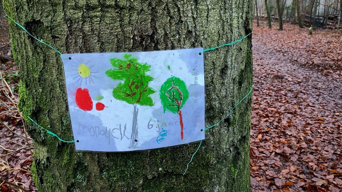 Kinderen proberen met tekeningen de boskap tegen te houden.