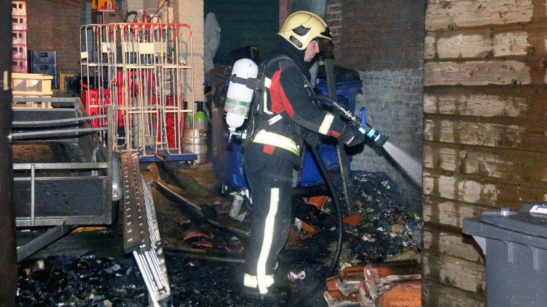 Brandweerman blust na bij brand naast hotel in Sluis