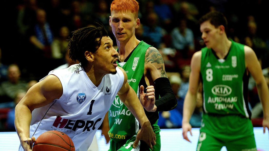 Sean Cunningham, hier in duel met Trevor Setty, was topscorer bij Donar met 16 punten