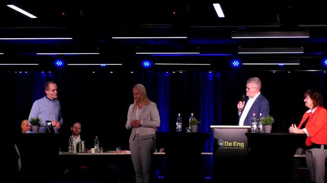 V.l.n.r.: Arjen Korevaar (Pro'98), Mijntje Pluimers (Lokaal Belang), Riekelt Pasterkamp en Judith van den Wildenberg.