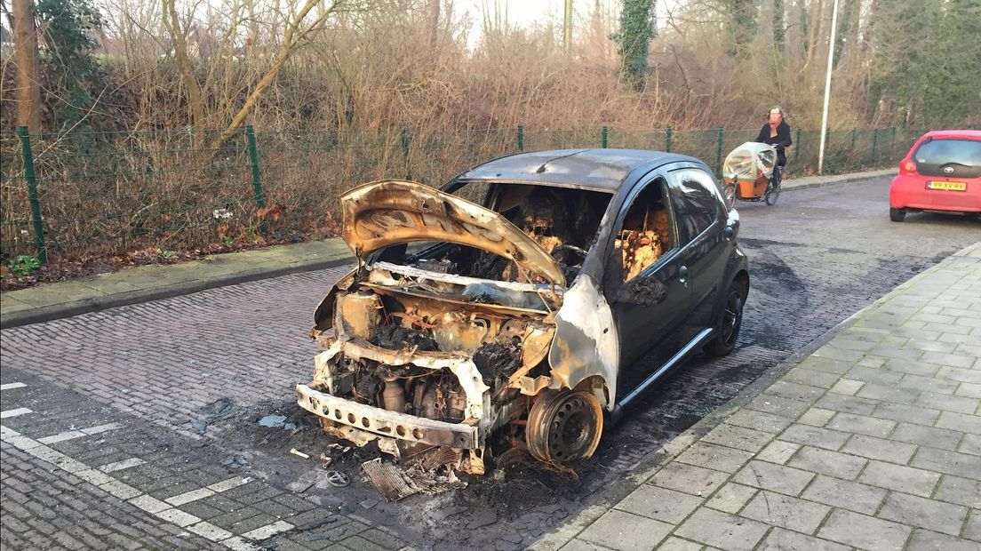 Auto gaat in vlammen op in Deventer: nummer zeven dit jaar