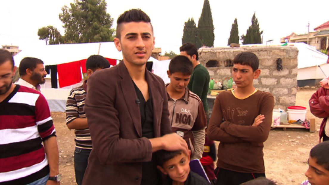 De 19-jarige Wahhab Hassoo uit Velp is in de herfstvakantie teruggegaan naar Irak om met eigen ogen te zien hoe het zijn achtergebleven familie daar vergaat.  Samen met een verslaggever van de EO bezocht hij het door het schrikbewind van IS verscheurde land.