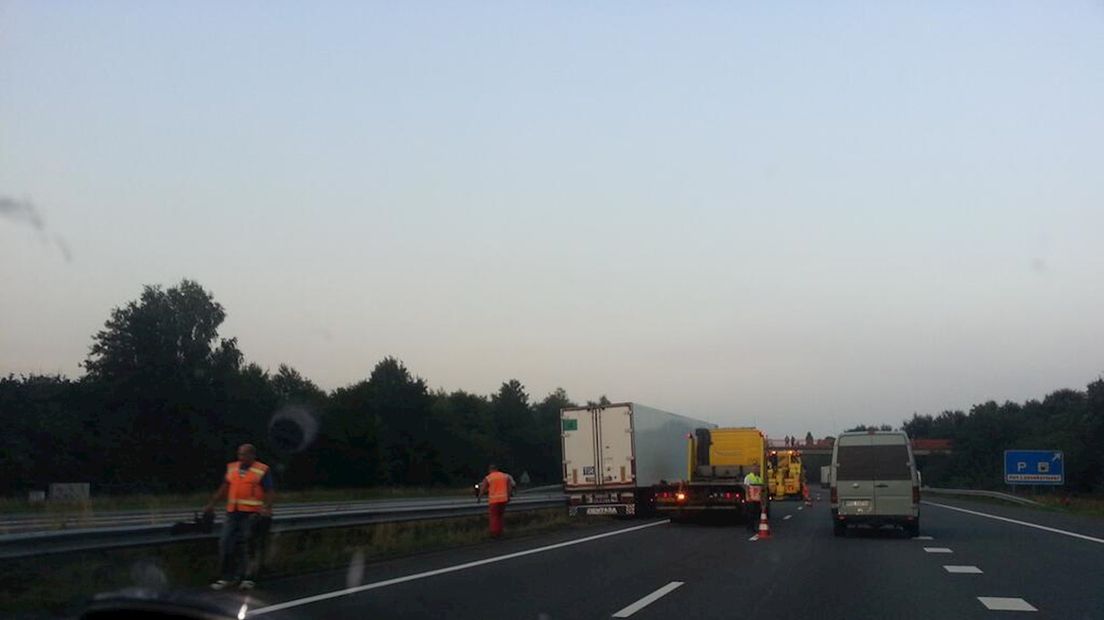 Door onbekende oorzaak belandde de vrachtwagen in de vangrail